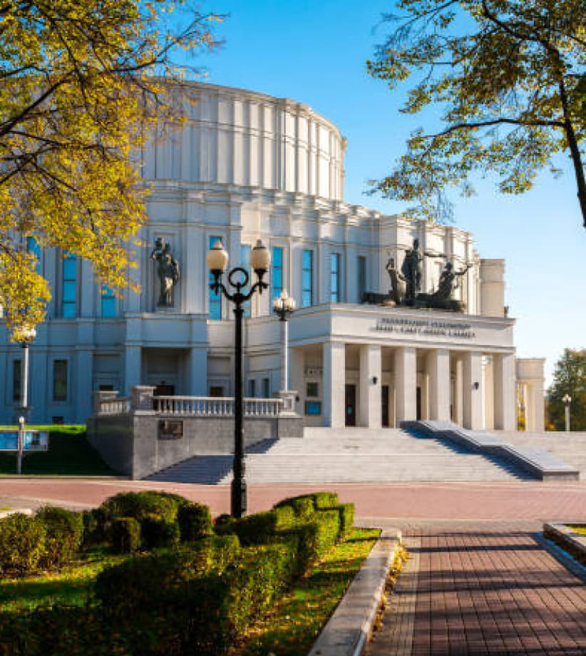 В пешей доступности от квартала расположены главные культурные достопримечательности города: Большой театр оперы и балета, Национальный художественный музей, многочисленные выставочные пространства и галереи искусств.