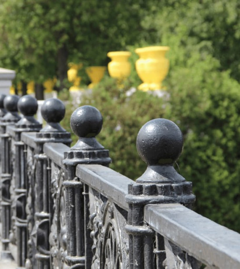 А близость парка имени Максима Горького, Степановского Сада, парка имени Янки Купалы и набережной Свислочи позволяет каждый день наслаждаться прогулками по живописному центру. 