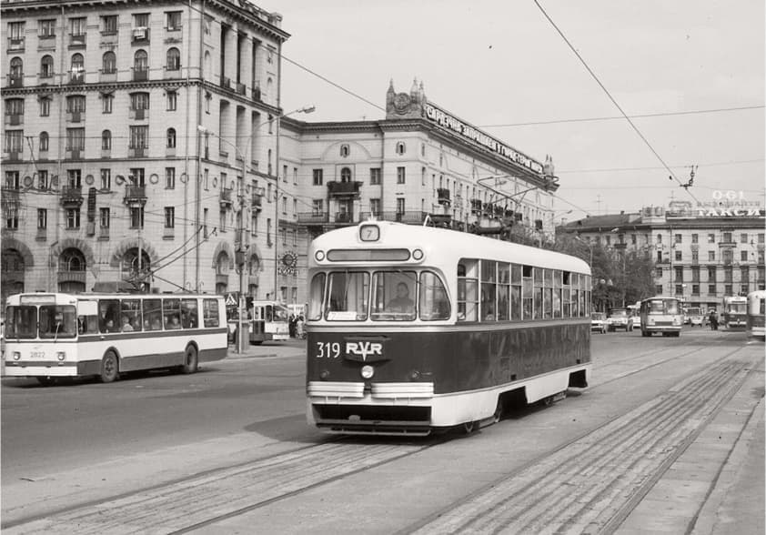 Особый статус района площадь Победы сложился благодаря богатому историческому прошлому и близости главных достопримечательностей города.
