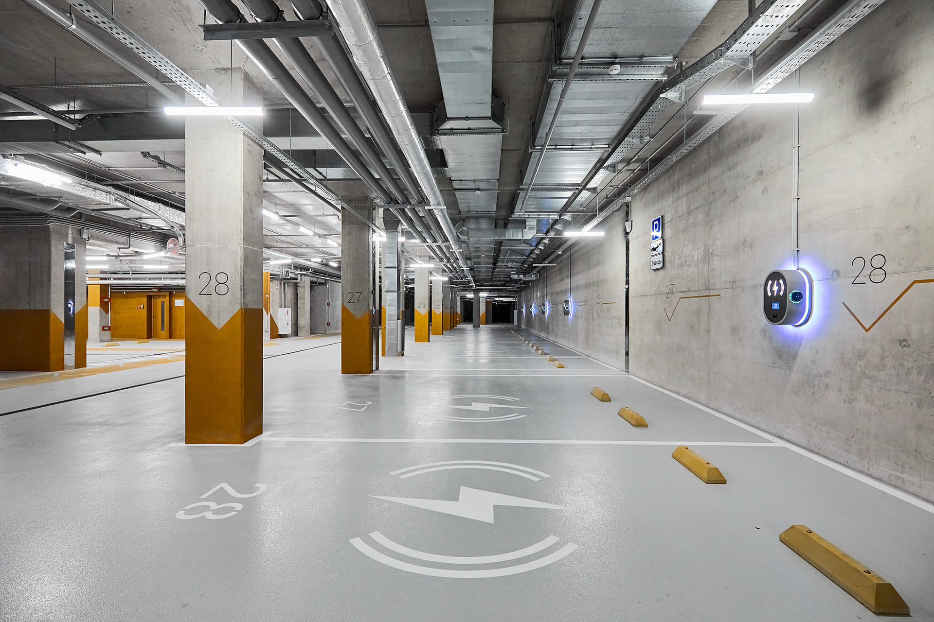 В самом сердце Минска, под всей территорией квартала DEPO расположился  настоящий «подземный город» — масштабный паркинг, объединяющий все дома в единую инфраструктуру. Прямой доступ с каждого этажа дает возможность жителям и гостям без лишних хлопот пользоваться автомобилем в центре столицы. Здесь также оборудованы гостевые парковочные места, велобоксы, кладовые и зарядные станции для электромобилей.