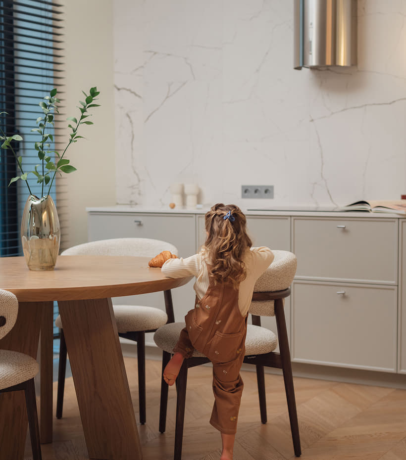 Во всех домах предусмотрены места для установки наружных блоков — на кровле или в технических лоджиях, чтобы сохранить чистоту фасадов. В квартирах без отделки проложены фреонопроводы до ввода в квартиру. В квартирах с готовой отделкой система кондиционирования уже полностью смонтирована.