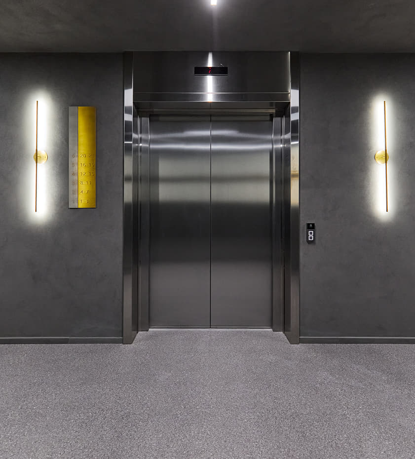 В жилых домах установлены бесшумные лифты премиальных брендов с отделкой из высококачественных материалов. Их размеры и скорость рассчитаны таким образом, чтобы обеспечить быстрое и комфортное передвижение без длительного ожидания.